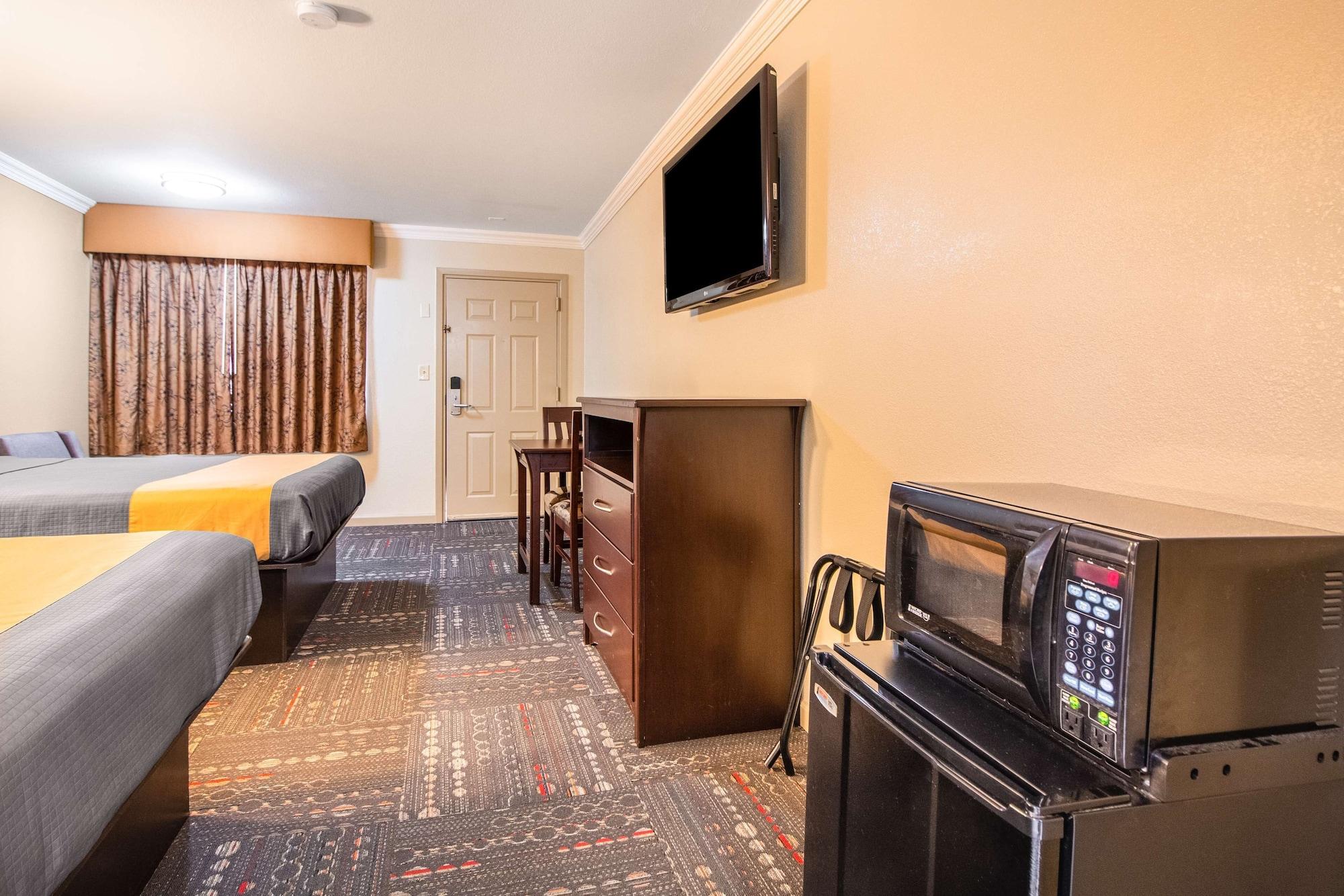 Americas Best Value Inn Houston Heights At I-45 Экстерьер фото