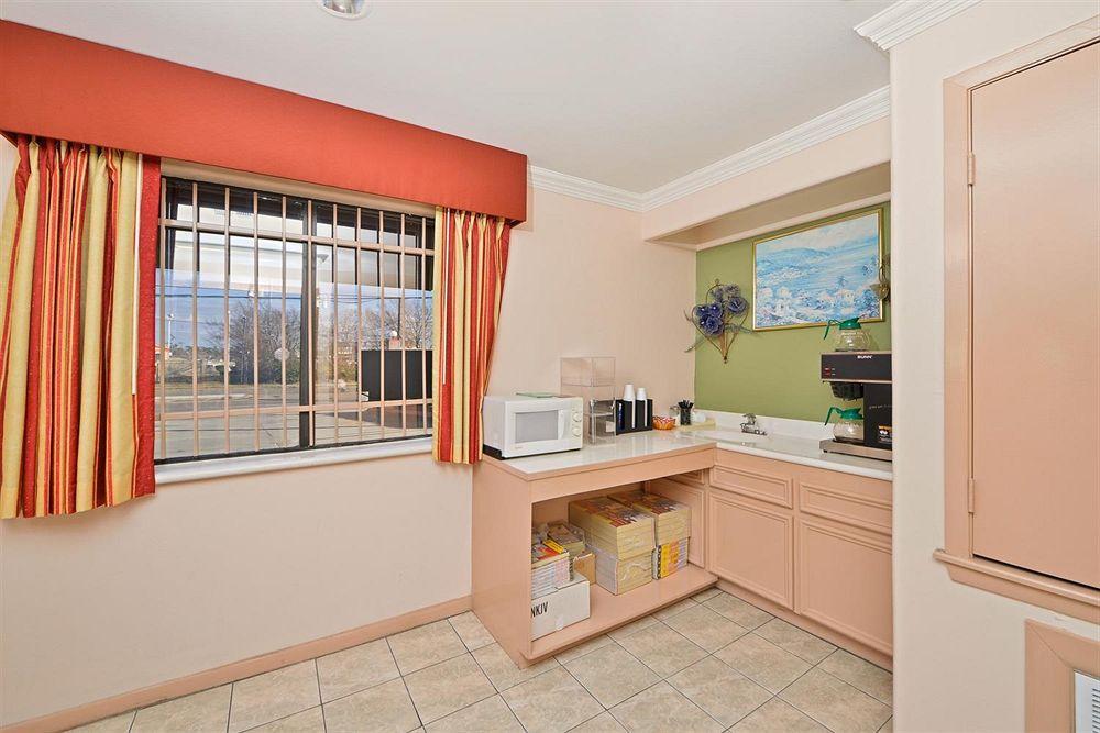 Americas Best Value Inn Houston Heights At I-45 Экстерьер фото
