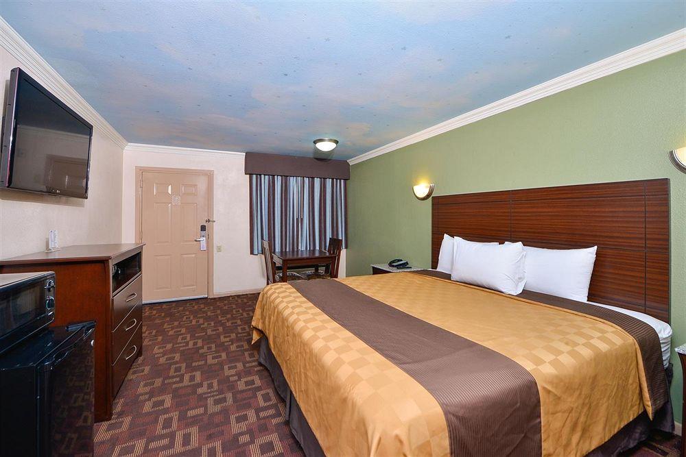 Americas Best Value Inn Houston Heights At I-45 Экстерьер фото