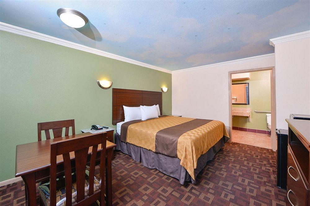 Americas Best Value Inn Houston Heights At I-45 Экстерьер фото