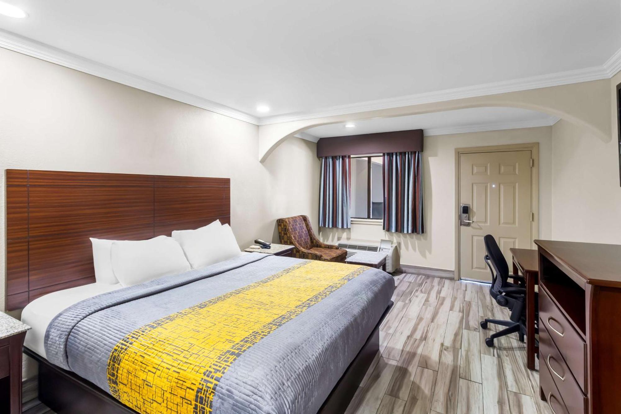 Americas Best Value Inn Houston Heights At I-45 Экстерьер фото