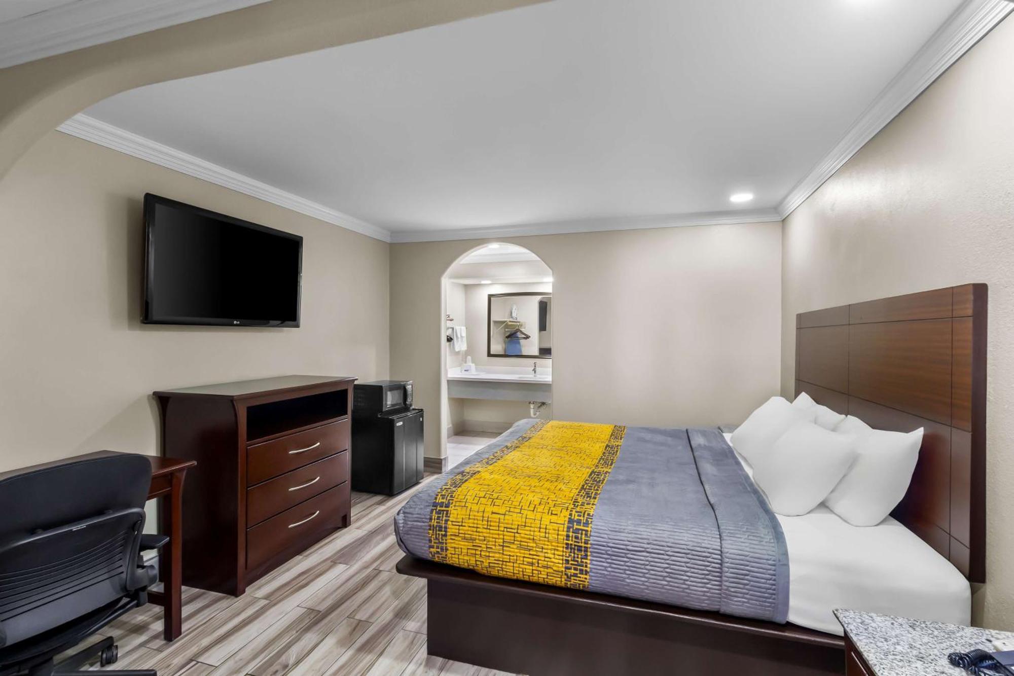 Americas Best Value Inn Houston Heights At I-45 Экстерьер фото