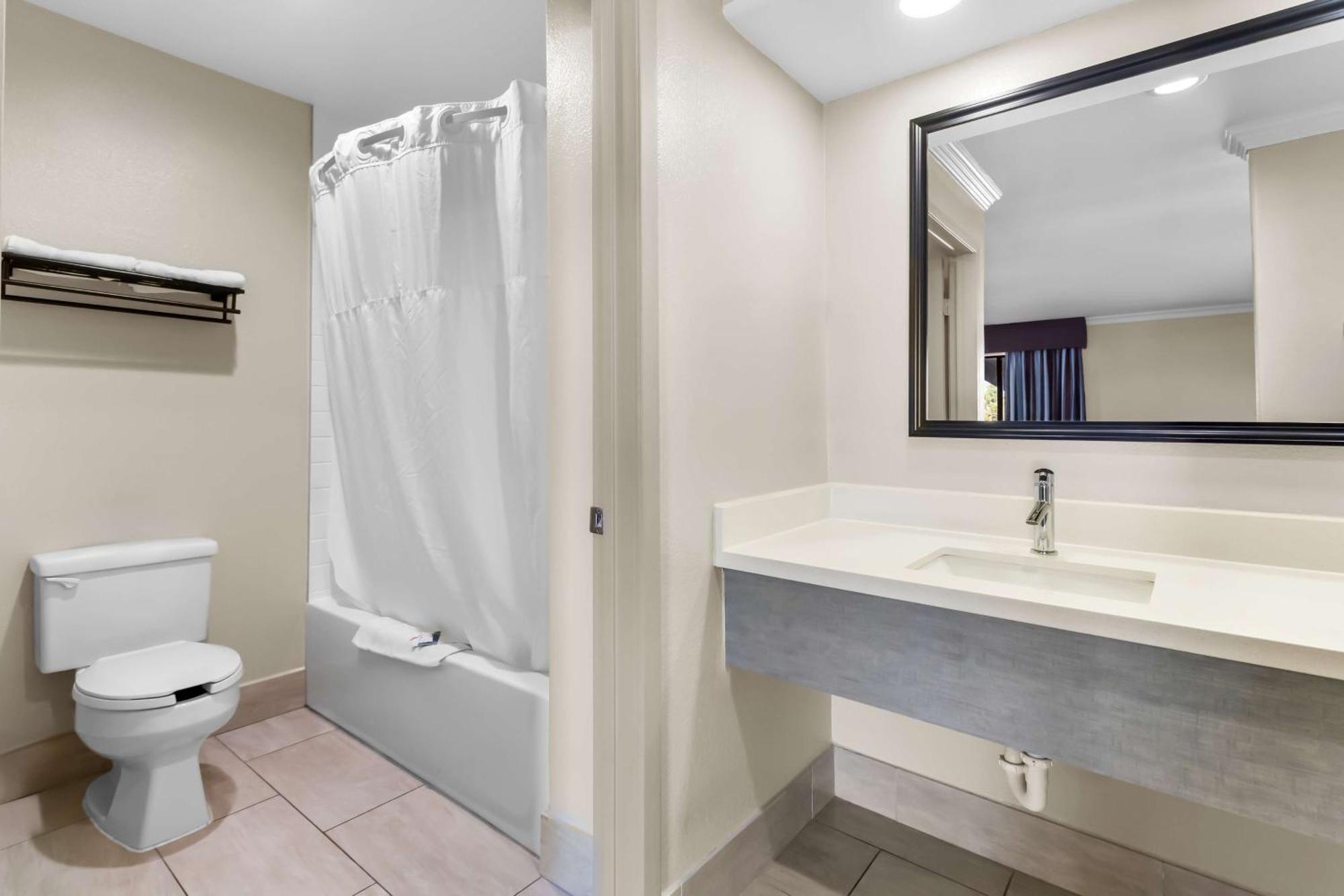 Americas Best Value Inn Houston Heights At I-45 Экстерьер фото