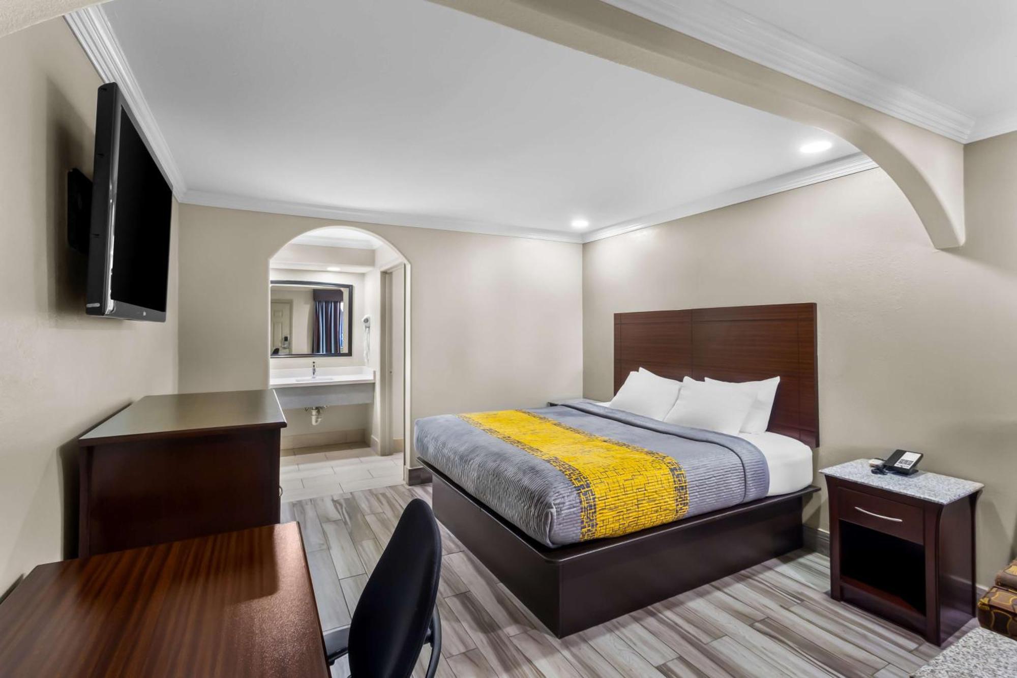 Americas Best Value Inn Houston Heights At I-45 Экстерьер фото