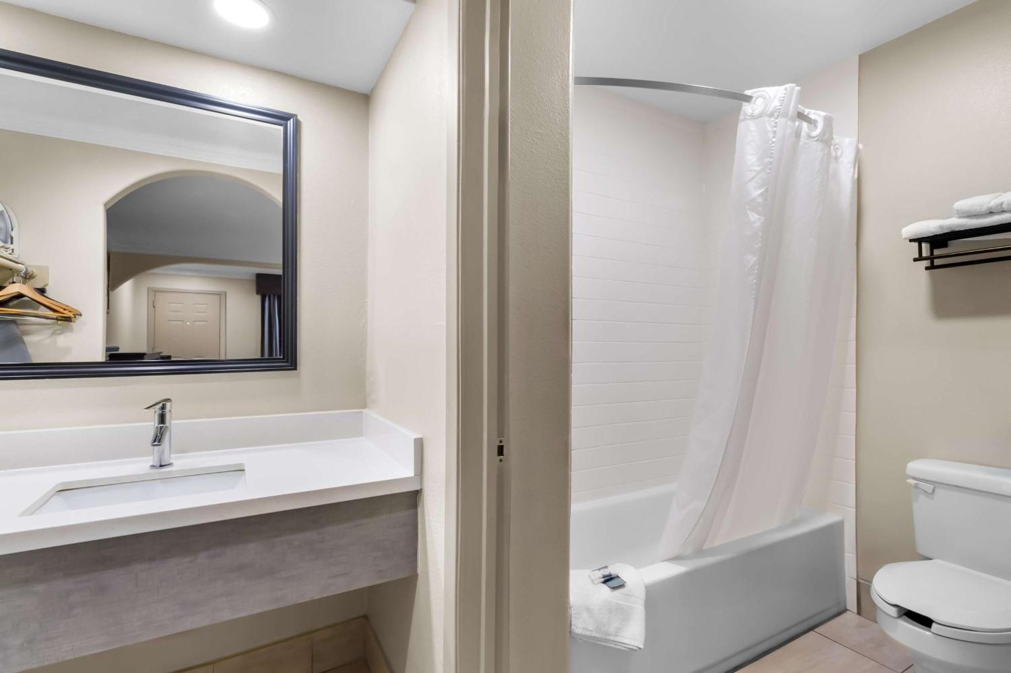 Americas Best Value Inn Houston Heights At I-45 Экстерьер фото