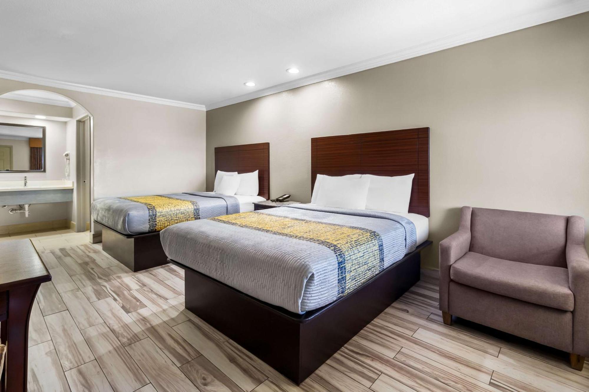 Americas Best Value Inn Houston Heights At I-45 Экстерьер фото
