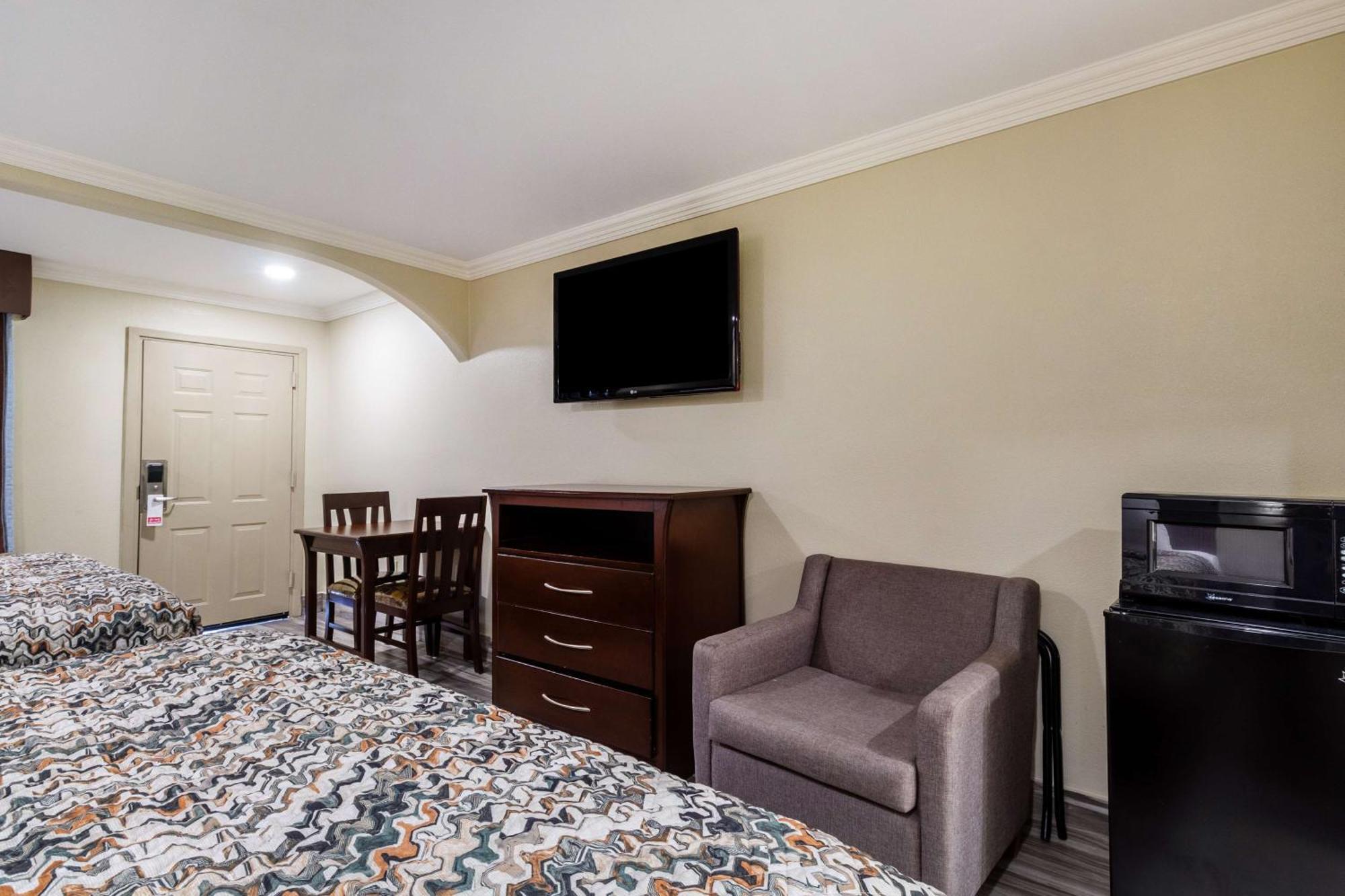 Americas Best Value Inn Houston Heights At I-45 Экстерьер фото