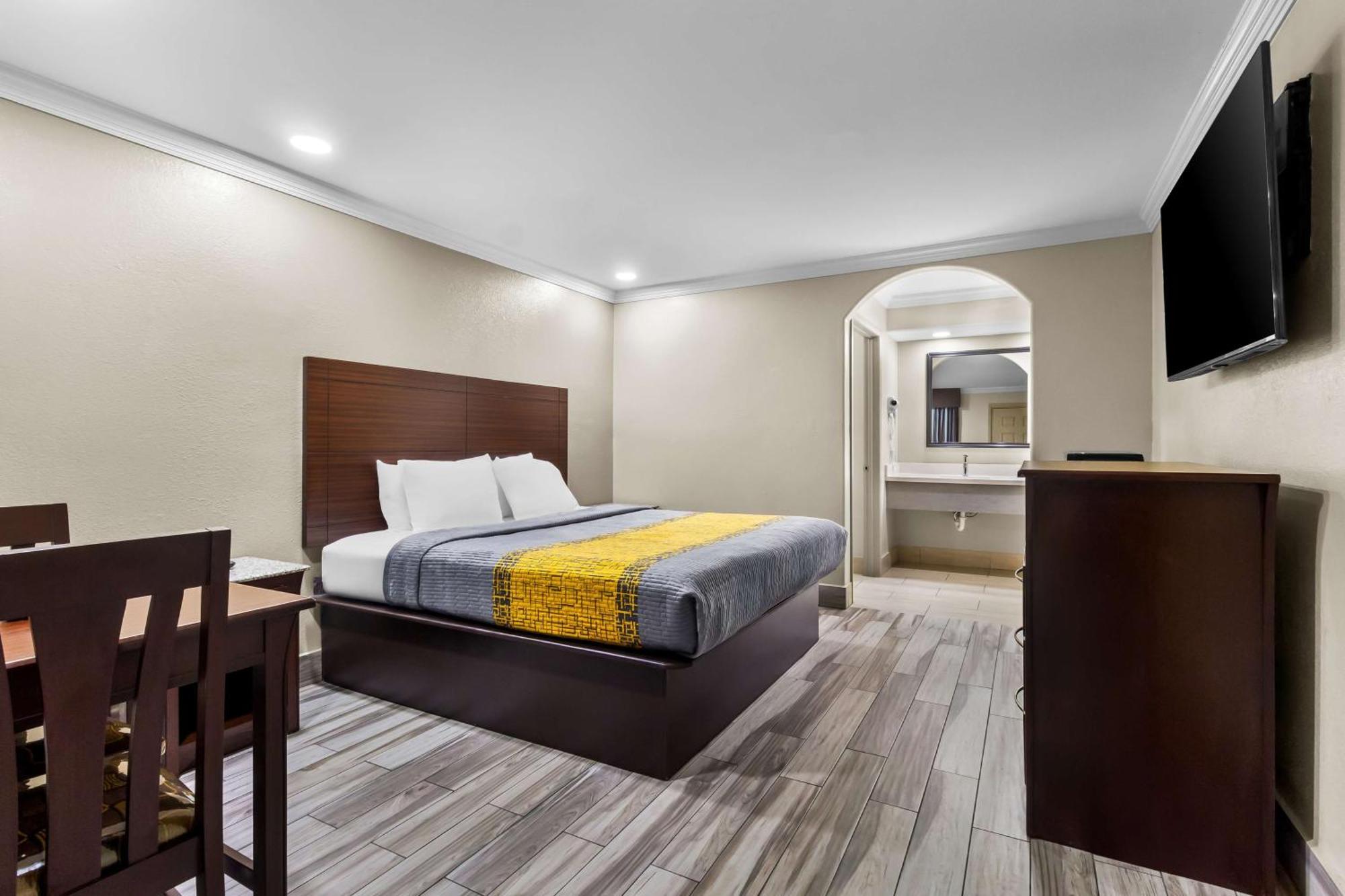 Americas Best Value Inn Houston Heights At I-45 Экстерьер фото