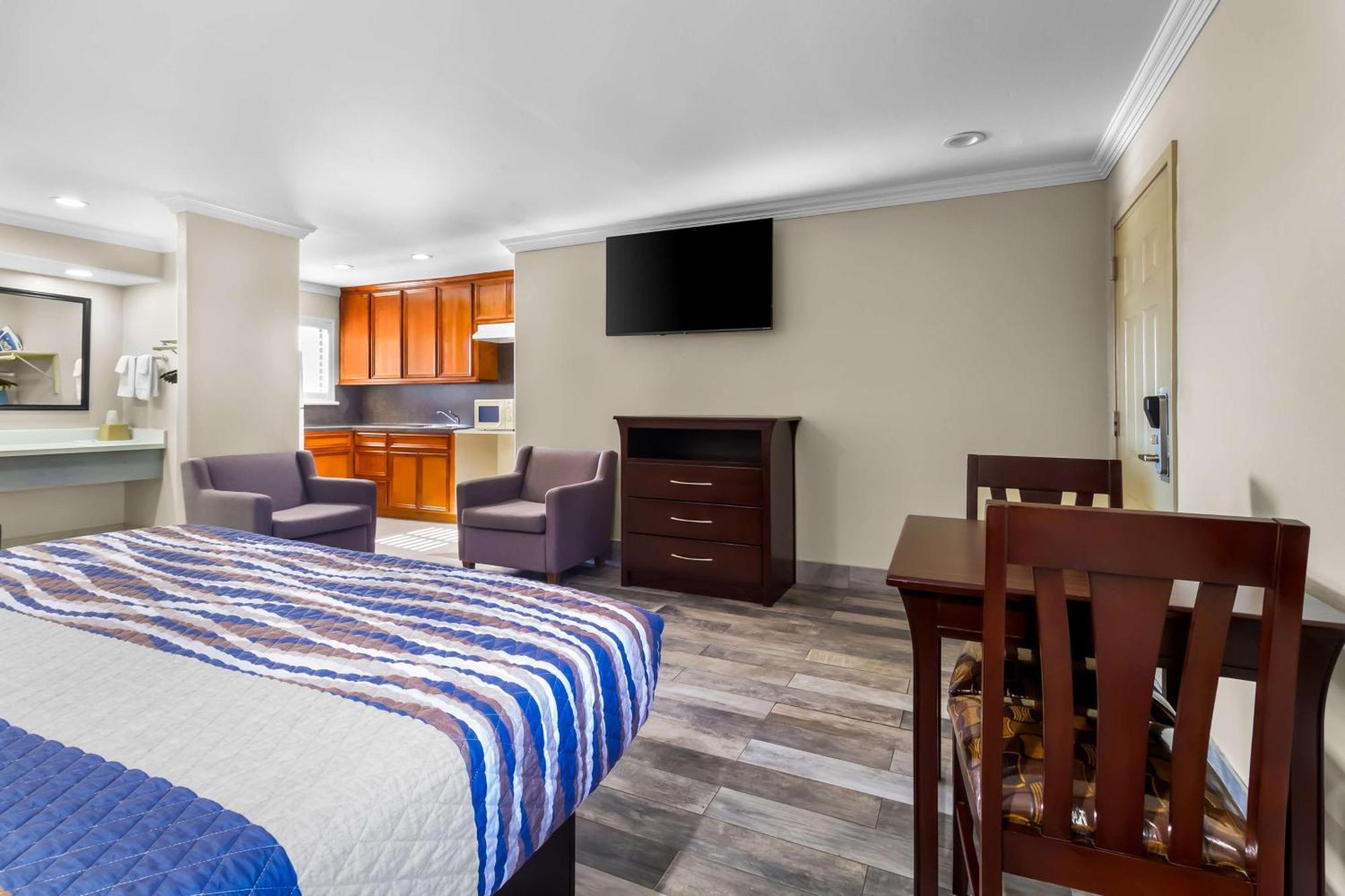 Americas Best Value Inn Houston Heights At I-45 Экстерьер фото