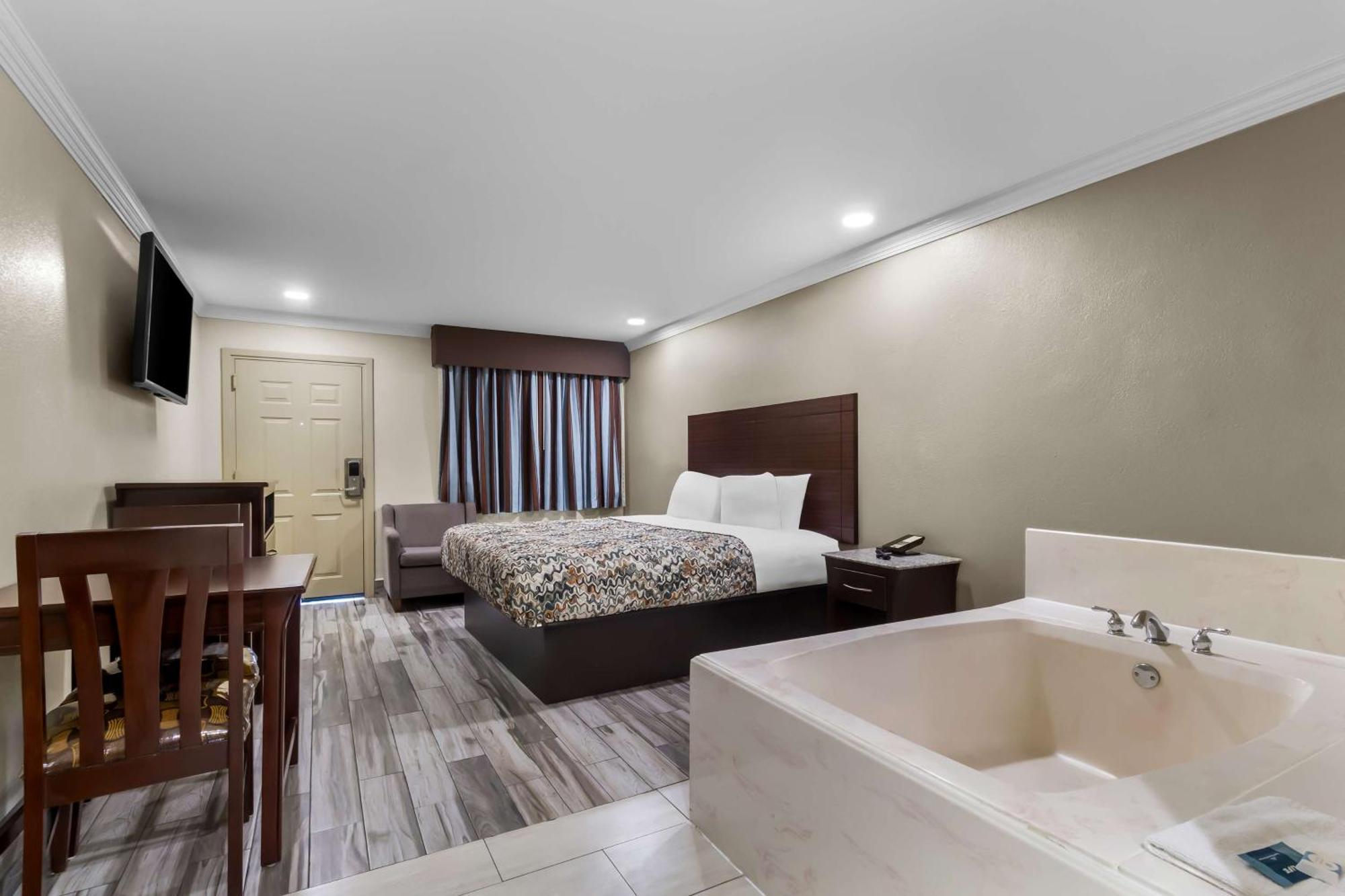 Americas Best Value Inn Houston Heights At I-45 Экстерьер фото