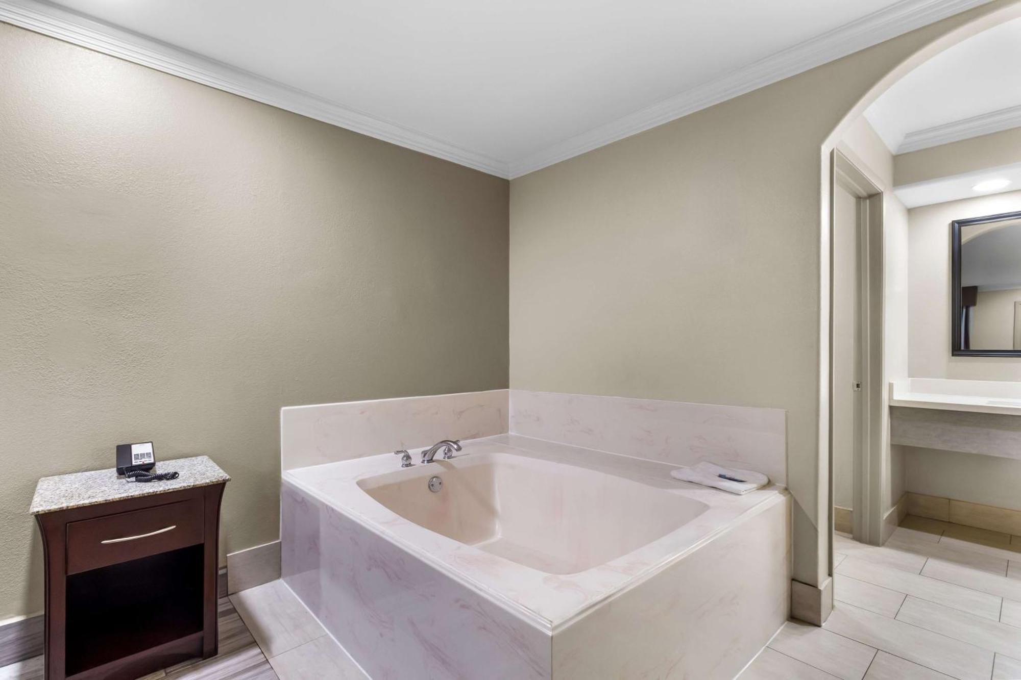 Americas Best Value Inn Houston Heights At I-45 Экстерьер фото