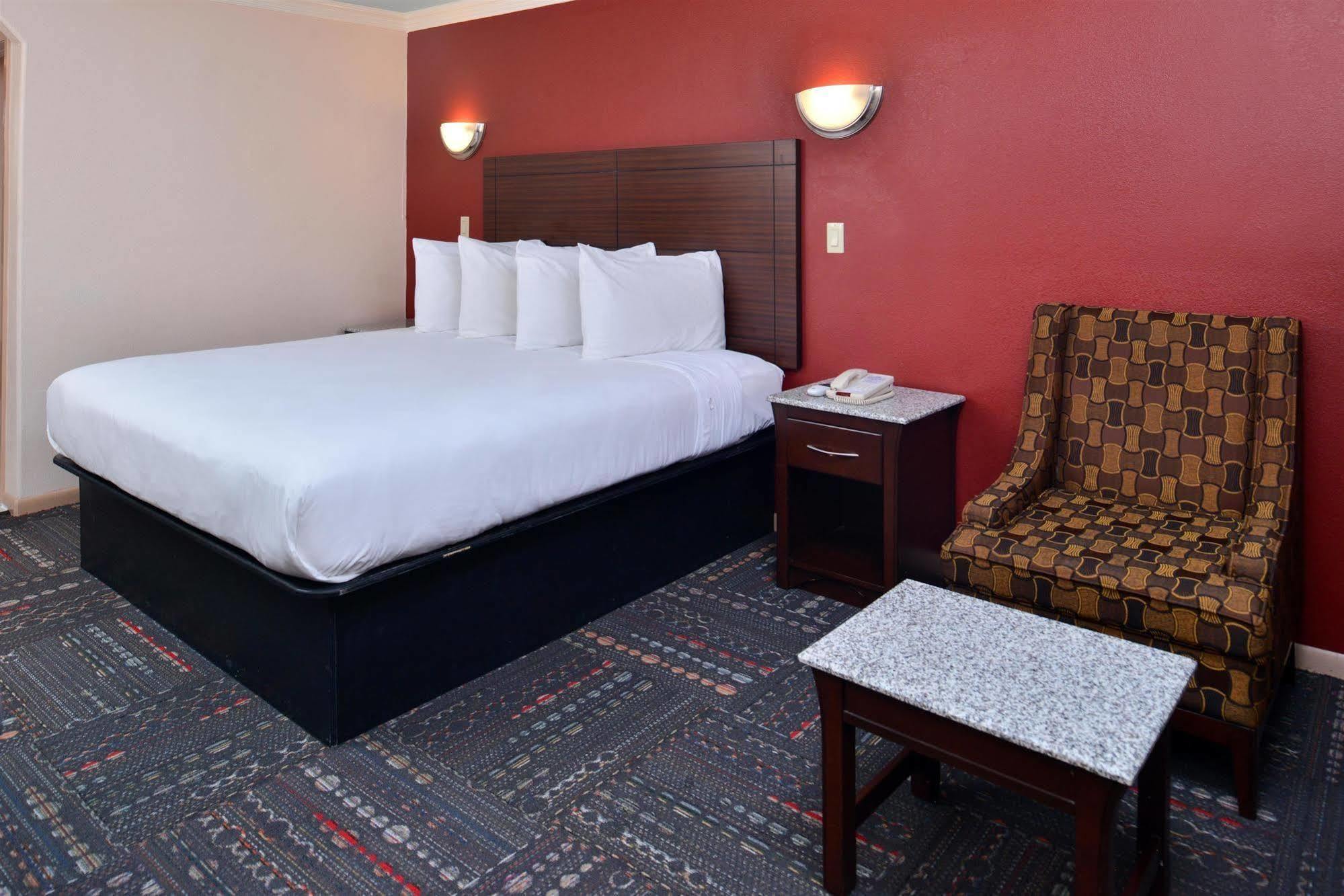 Americas Best Value Inn Houston Heights At I-45 Экстерьер фото