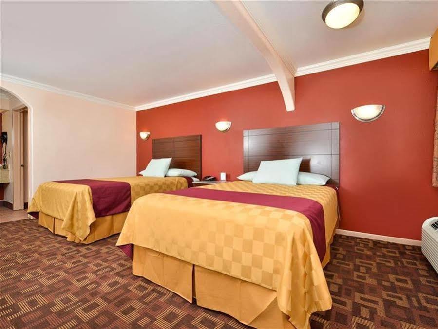 Americas Best Value Inn Houston Heights At I-45 Экстерьер фото