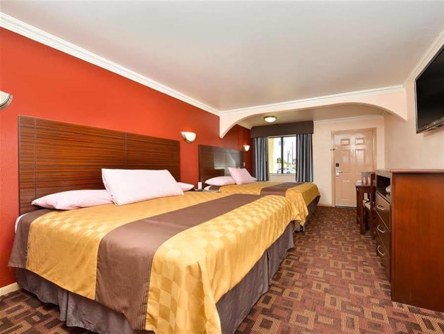 Americas Best Value Inn Houston Heights At I-45 Экстерьер фото